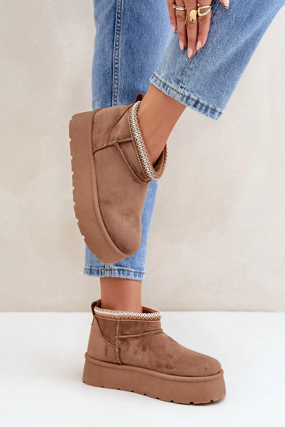 Stylish embroidery insulated snow boots